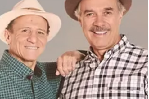 A dupla de humor Nilton Pinto e Tom Carvalho está de volta aos palcos com um novo show